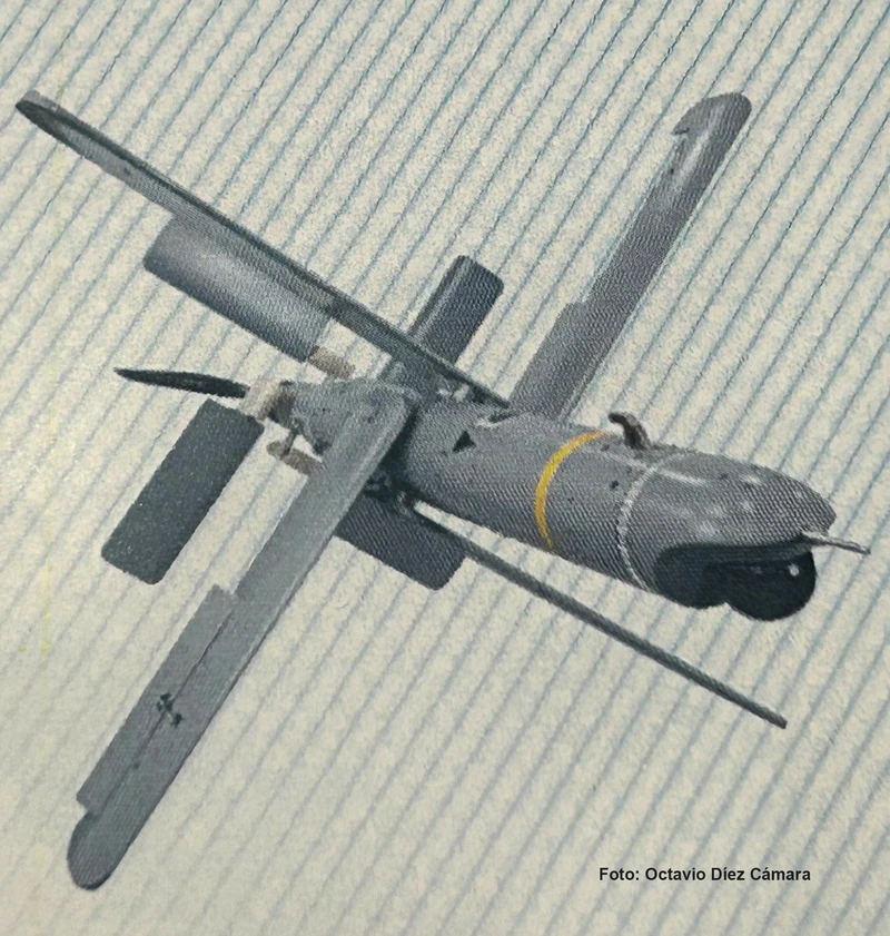 Por algunos detalles externos entendemos que esto es una maqueta no funcional de la munición merodeadoras Thunder 70V desarrollada por Irán. (Octavio Díez Cámara)